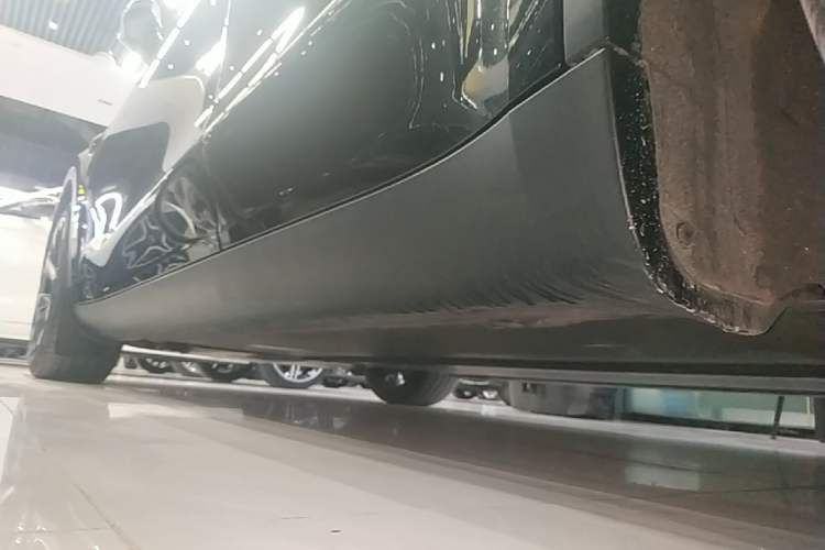 Used Tesla Model Y 2021 Long-Range All-Wheel-Drive Version 3D7 Left Side Sill