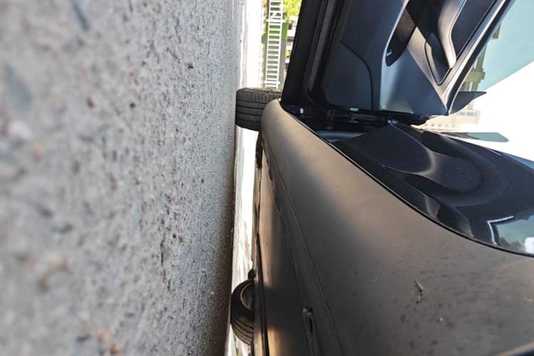 Used Tesla Model Y 2021 Standard Range Rear-Wheel Drive Version Left Side Sill