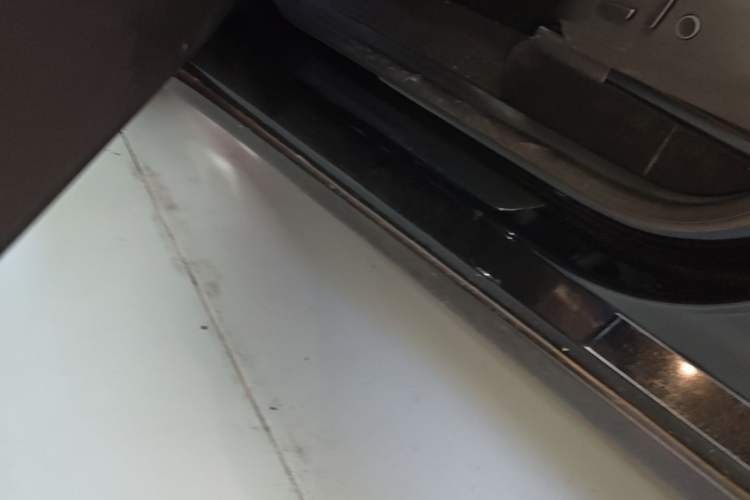 Used Tesla Model Y 2021 Standard Range Rear-Wheel Drive Version Left Side Sill
