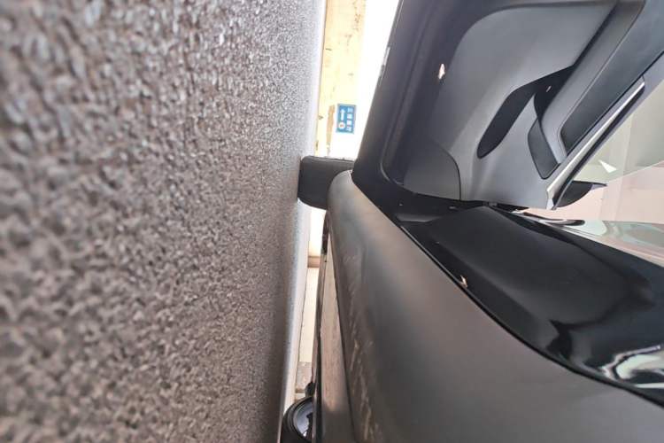 Used Tesla Model Y 2021 Standard Range Rear-Wheel Drive Version Left Side Sill