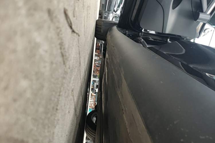 Used Tesla Model Y 2021 Standard Range Rear-Wheel Drive Version Left Side Sill