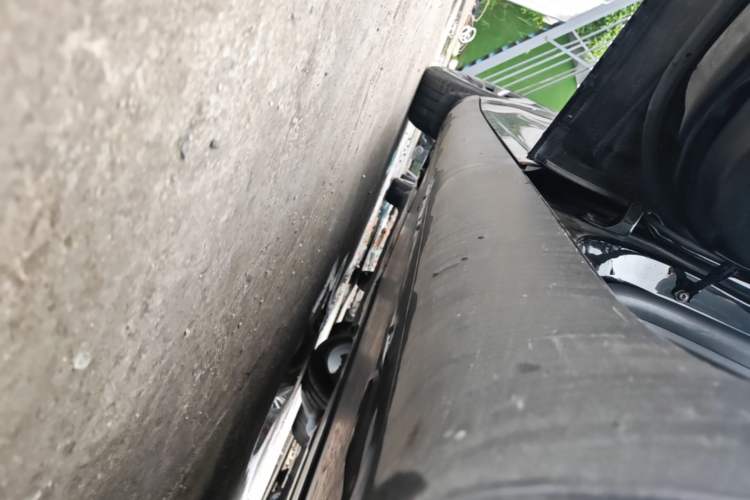 Used Tesla Model Y 2021 Standard Range Rear-Wheel Drive Version Left Side Sill