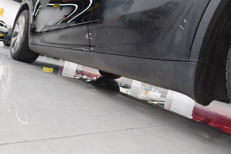 Used Tesla Model Y 2021 Standard Range Rear-Wheel Drive Version Left Side Sill