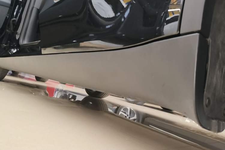 Used Tesla Model Y 2021 Standard Range Rear-Wheel Drive Version Left Side Sill