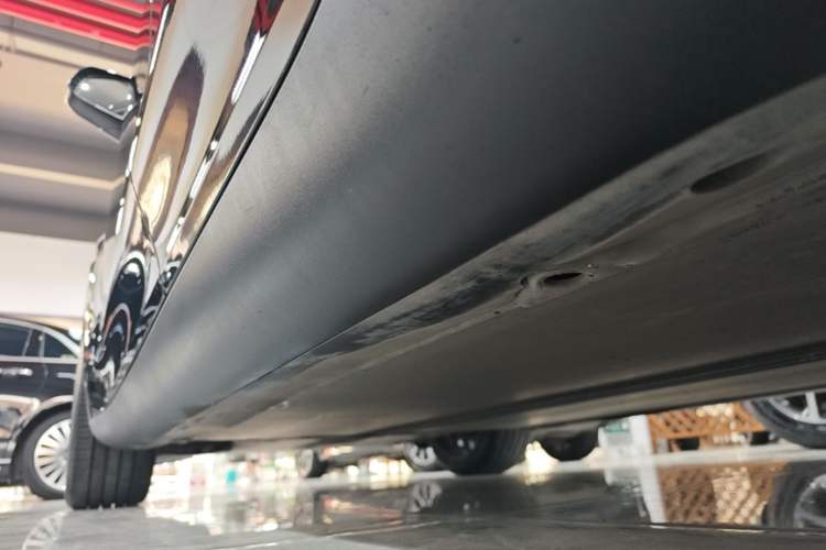 Used Tesla Model Y 2021 Standard Range Rear-Wheel Drive Version Left Side Sill