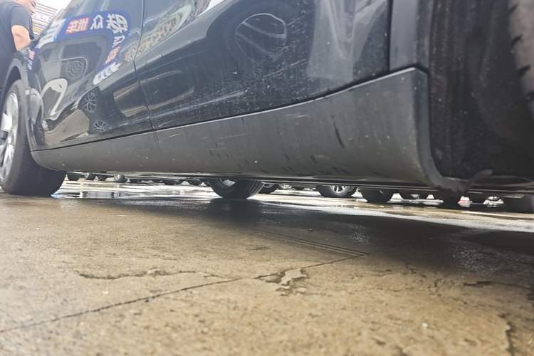 Used Tesla Model Y 2021 Standard Range Rear-Wheel Drive Version Left Side Sill