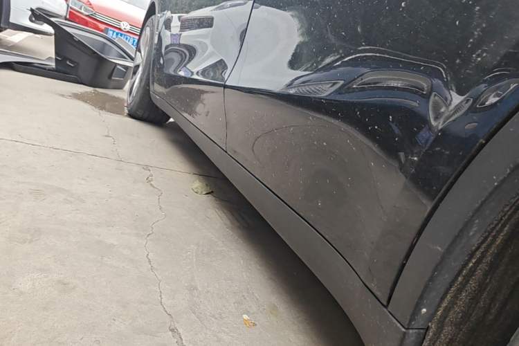 Used Tesla Model Y 2021 Standard Range Rear-Wheel Drive Version Left Side Sill