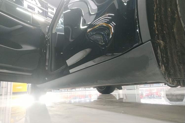 Used Tesla Model Y 2021 Standard Range Rear-Wheel Drive Version Left Side Sill
