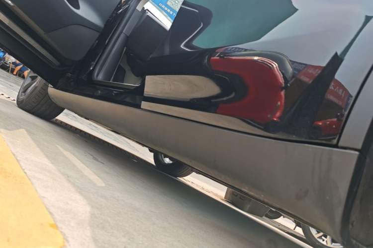Used Tesla Model Y 2021 Standard Range Rear-Wheel Drive Version Left Side Sill