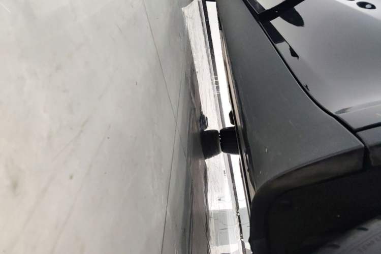 Used Tesla Model Y 2021 Performance High-Performance All-Wheel-Drive Version Left Side Sill