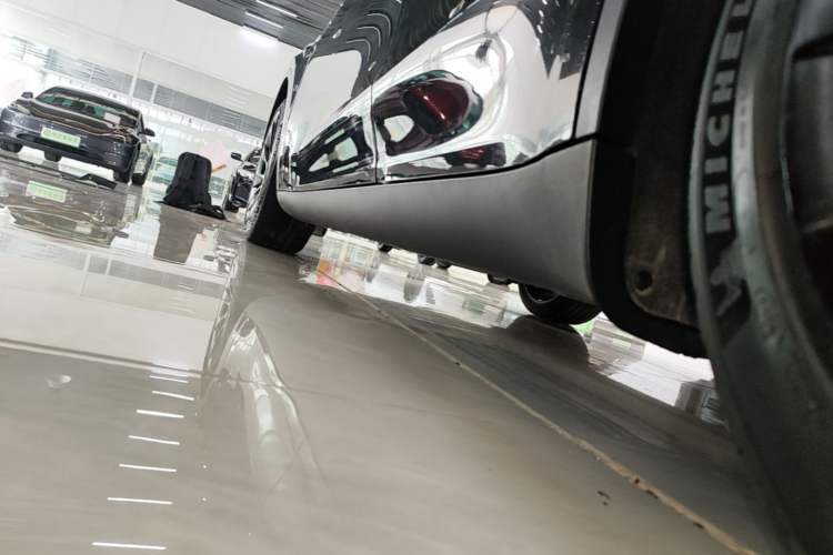 Used Tesla Model Y 2021 Standard Range Rear-Wheel Drive Version Left Side Sill