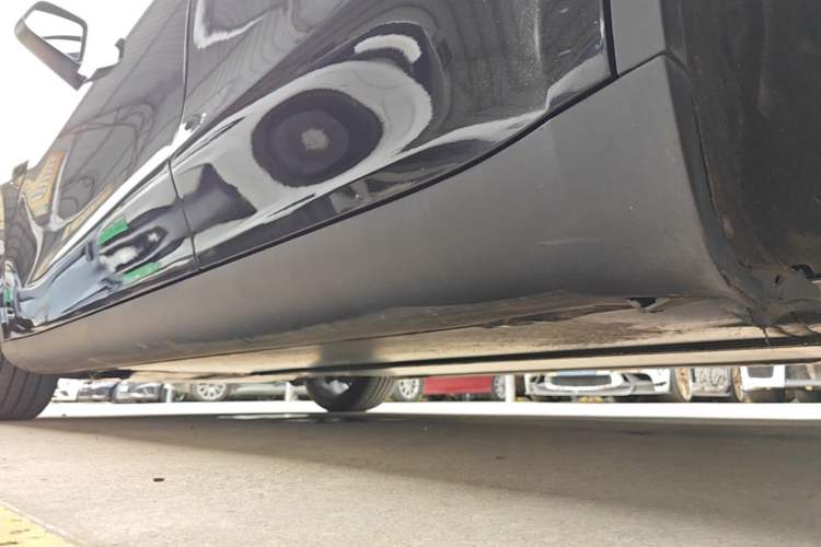 Used Tesla Model Y 2021 Standard Range Rear-Wheel Drive Version Left Side Sill