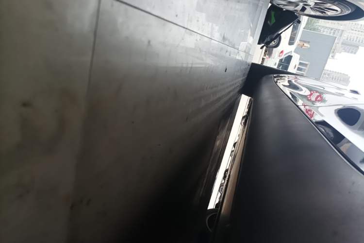Used Tesla Model Y 2021 Standard Range Rear-Wheel Drive Version Left Side Sill