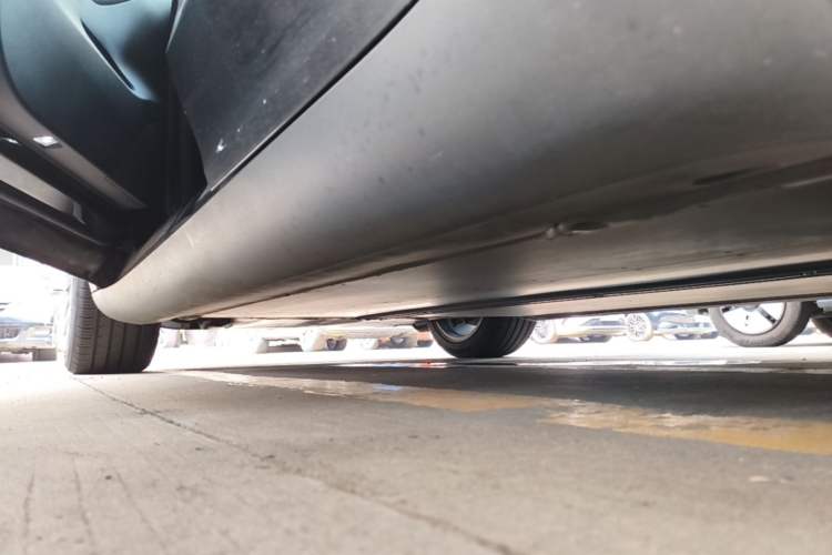 Used Tesla Model Y 2021 Standard Range Rear-Wheel Drive Version Left Side Sill