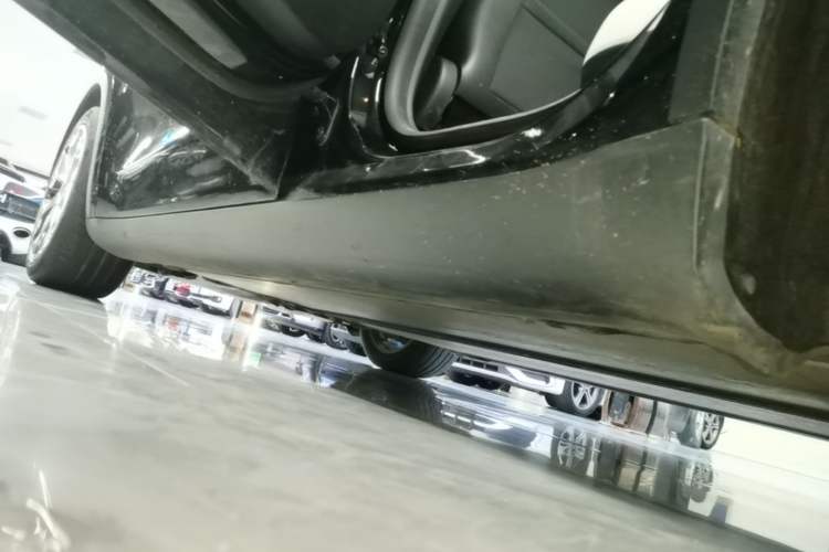 Used Tesla Model Y 2021 Standard Range Rear-Wheel Drive Version Left Side Sill