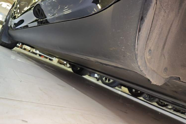 Used Tesla Model Y 2021 Standard Range Rear-Wheel Drive Version Left Side Sill