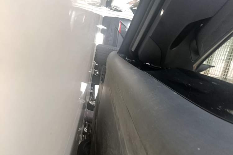 Used Tesla Model Y 2021 Long-Range All-Wheel-Drive Version 3D7 Left Side Sill