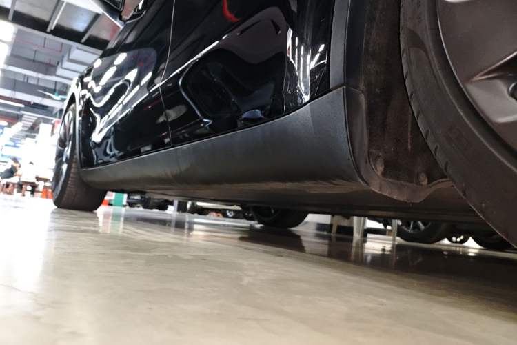 Used Tesla Model Y 2021 Performance High-Performance All-Wheel-Drive Version Left Side Sill
