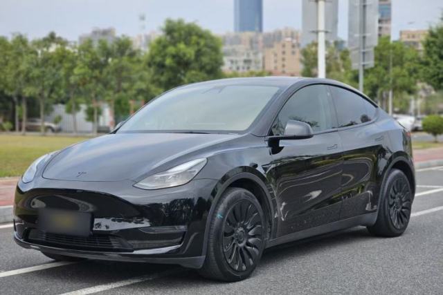 Ojetý Tesla Model Y 2021 Standard Range Rear-Wheel Drive Version