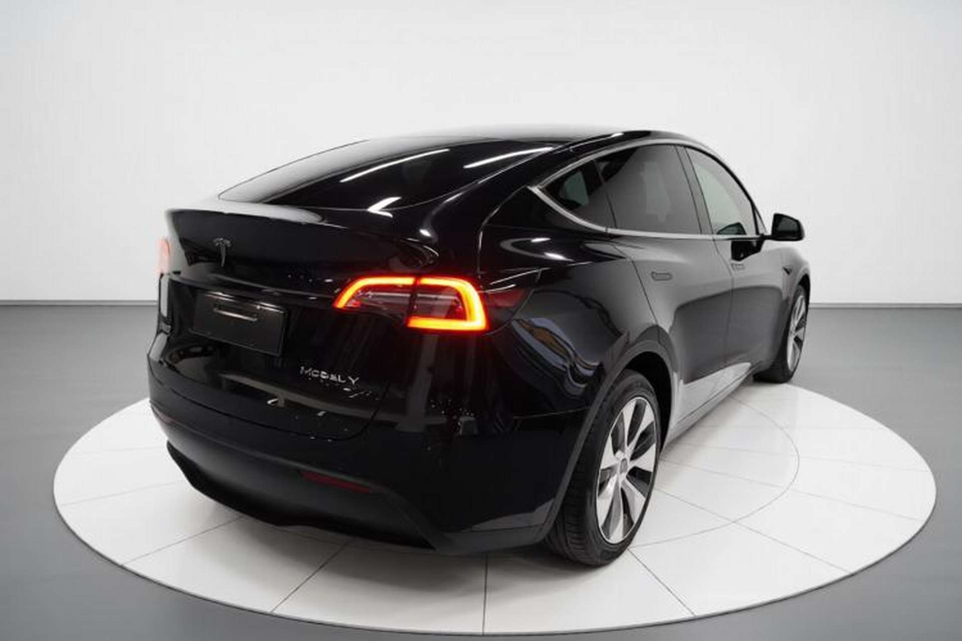 Used Tesla Model Y 2021 Standard Range Rear-Wheel Drive Version Rear Right 45 Deg