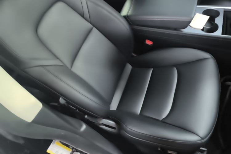 Used Tesla Model Y 2021 Standard Range Rear-Wheel Drive Version Right Front Seat
