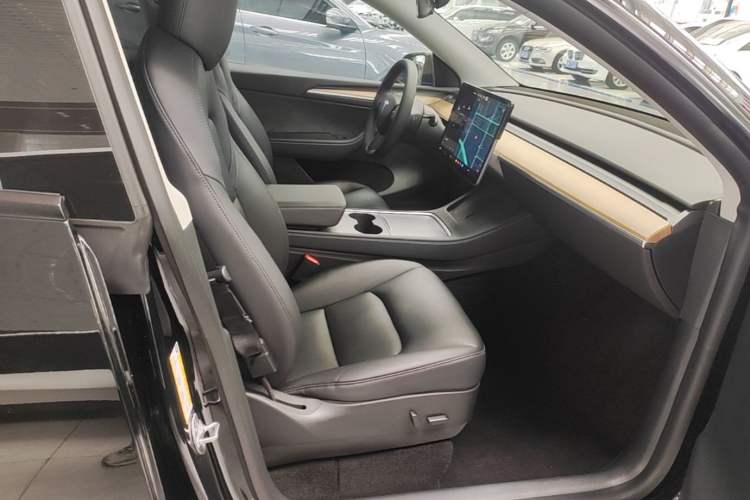 Used Tesla Model Y 2021 Standard Range Rear-Wheel Drive Version Right Front Seat