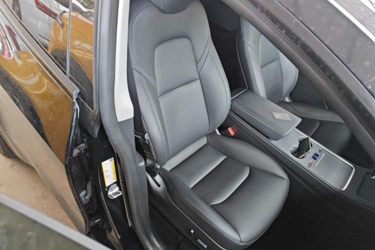 Used Tesla Model Y 2021 Standard Range Rear-Wheel Drive Version Right Front Seat