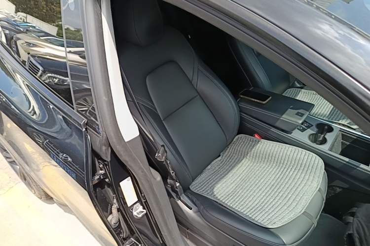 Used Tesla Model Y 2021 Standard Range Rear-Wheel Drive Version Right Front Seat