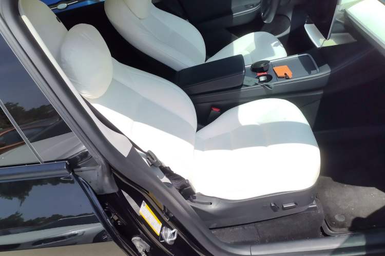 Used Tesla Model Y 2021 Standard Range Rear-Wheel Drive Version Right Front Seat