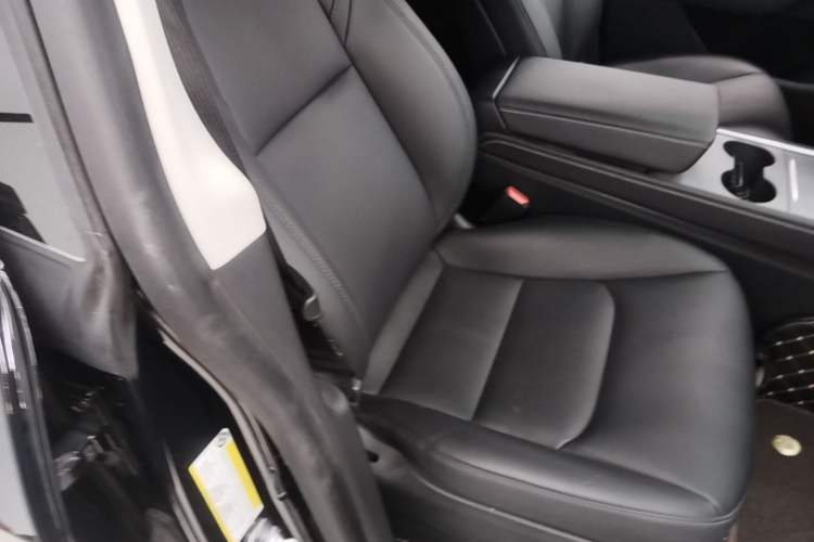 Used Tesla Model Y 2021 Standard Range Rear-Wheel Drive Version Right Front Seat