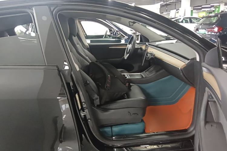 Used Tesla Model Y 2021 Standard Range Rear-Wheel Drive Version Right Front Seat