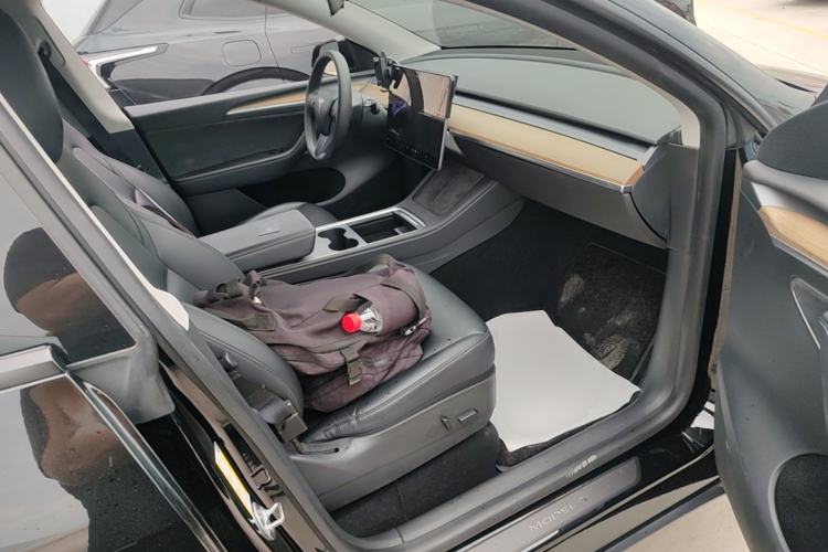 Used Tesla Model Y 2021 Standard Range Rear-Wheel Drive Version Right Front Seat