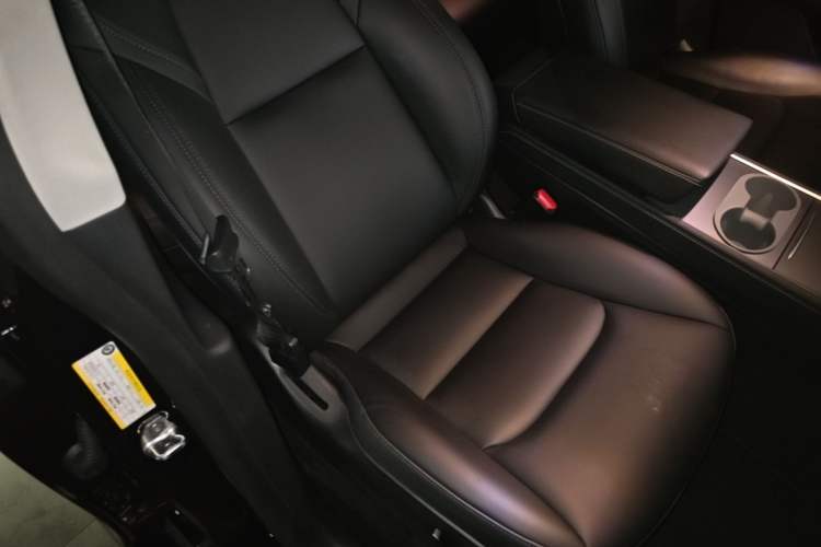 Used Tesla Model Y 2021 Standard Range Rear-Wheel Drive Version Right Front Seat