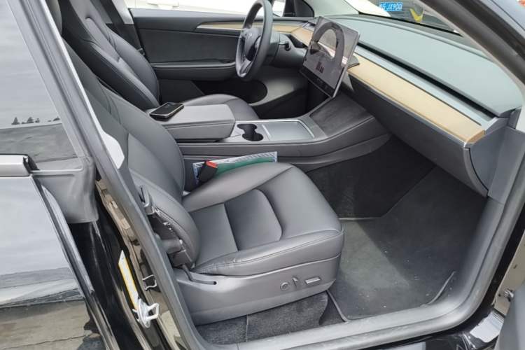Used Tesla Model Y 2021 Long-Range All-Wheel-Drive Version Right Front Seat