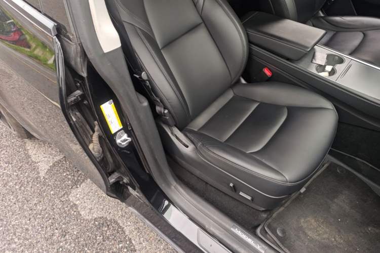 Used Tesla Model Y 2021 Standard Range Rear-Wheel Drive Version Right Front Seat