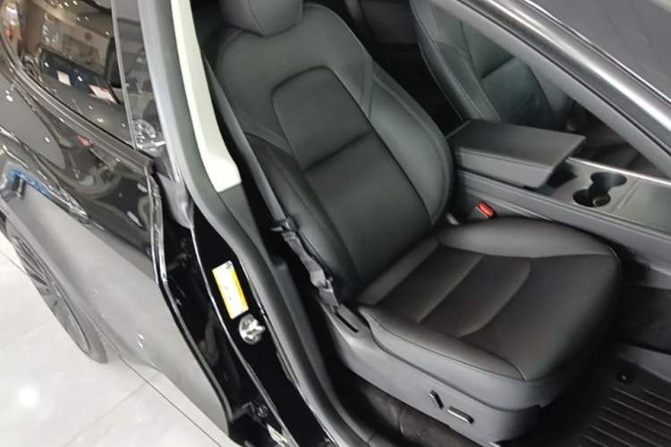 Used Tesla Model Y 2021 Standard Range Rear-Wheel Drive Version Right Front Seat