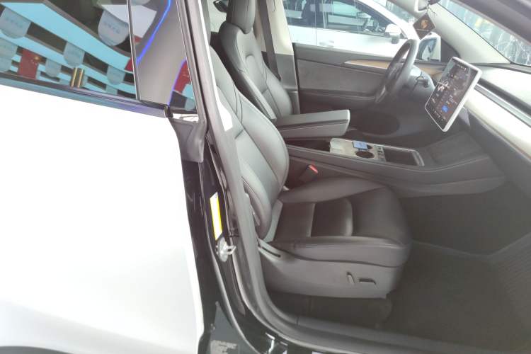Used Tesla Model Y 2021 Standard Range Rear-Wheel Drive Version Right Front Seat
