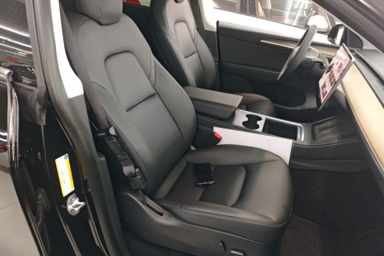 Used Tesla Model Y 2021 Standard Range Rear-Wheel Drive Version Right Front Seat