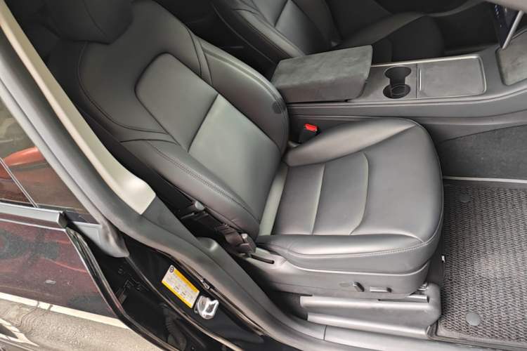 Used Tesla Model Y 2021 Standard Range Rear-Wheel Drive Version Right Front Seat