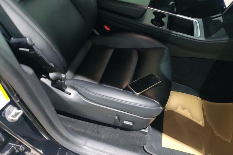 Used Tesla Model Y 2021 Standard Range Rear-Wheel Drive Version Right Front Seat