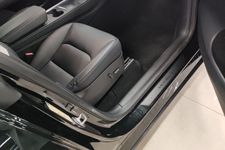 Used Tesla Model Y 2021 Standard Range Rear-Wheel Drive Version Right Front Seat