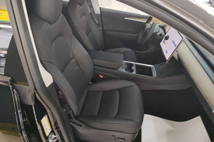 Used Tesla Model Y 2021 Standard Range Rear-Wheel Drive Version Right Front Seat