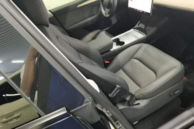 Used Tesla Model Y 2021 Standard Range Rear-Wheel Drive Version Right Front Seat