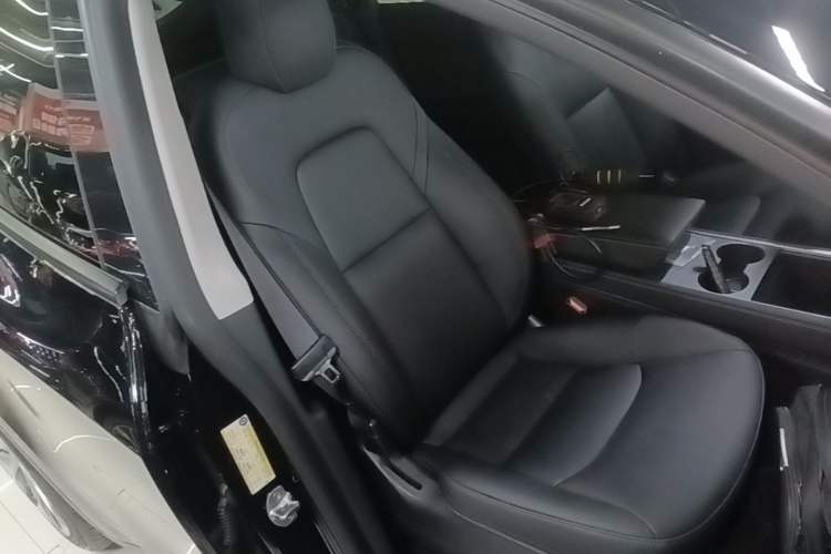 Used Tesla Model Y 2021 Standard Range Rear-Wheel Drive Version Right Front Seat