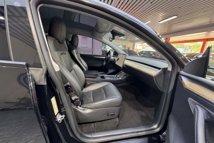 Used Tesla Model Y 2021 Standard Range Rear-Wheel Drive Version Right Front Seat