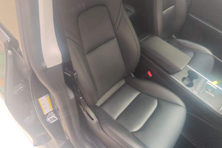 Used Tesla Model Y 2021 Standard Range Rear-Wheel Drive Version Right Front Seat