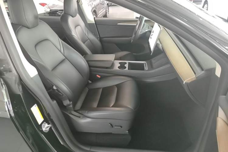 Used Tesla Model Y 2021 Standard Range Rear-Wheel Drive Version Right Front Seat
