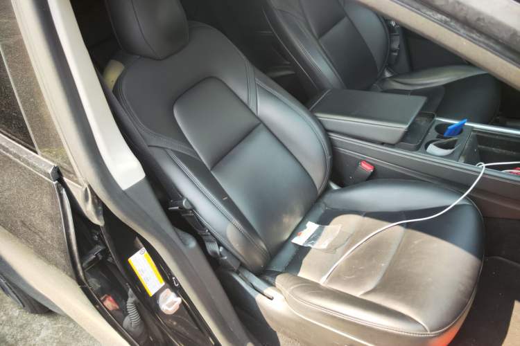 Used Tesla Model Y 2021 Standard Range Rear-Wheel Drive Version Right Front Seat