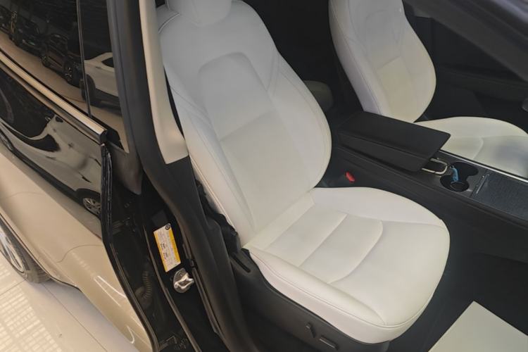 Used Tesla Model Y 2021 Standard Range Rear-Wheel Drive Version Right Front Seat