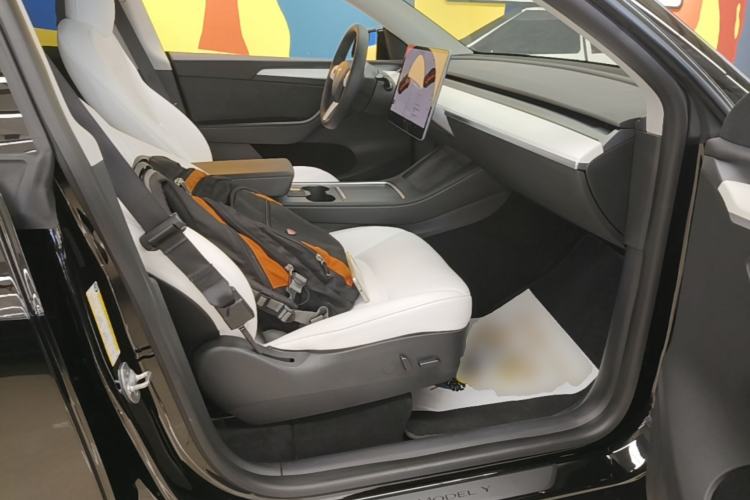 Used Tesla Model Y 2021 Standard Range Rear-Wheel Drive Version Right Front Seat